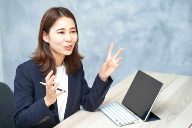 口話は、相手の口の形から話の内容を読み取る読話と言葉を発する発話の総称