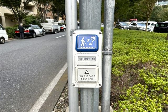 音響式信号機は視覚に障害がある人や視力が低下している高齢者に歩行者信号が青であることを知らせるための音声案内