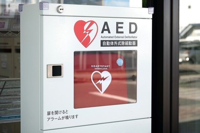 AEDは突然の心停止を起こして倒れた人の命を救うことができる医療機器