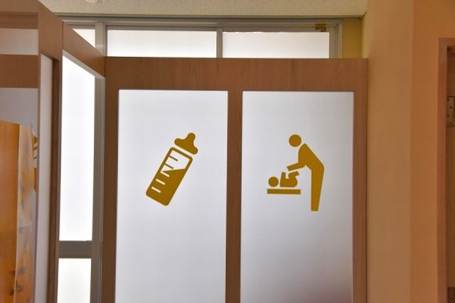 ベビー休憩室は授乳室としてだけでなくおむつ替えベッドもあるためおむつ交換も可能