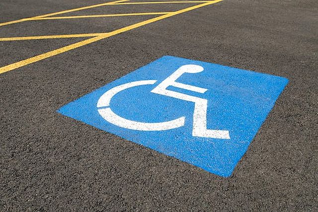 身障者用駐車場は障害のある人や高齢者、妊娠中の人、ケガをした人など歩行が困難な人が利用できる駐車スペース