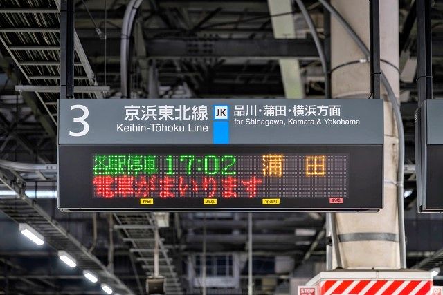 情報表示装置は電車の発車時刻や行き先のほか電車がホームに入ってくる時などのお知らせを表示する装置