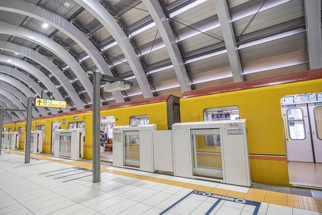 駅のホームドアはホームと電車の間に設置される安全設備