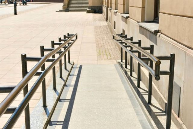 手すり付き組上げスロープは手すりがついた傾斜路
