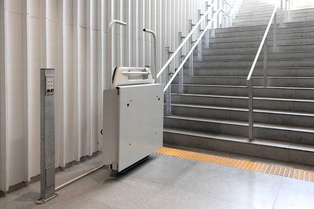 階段昇降機は足が不自由で階段の昇り降りが困難な人のために設備された可搬型の階段移動用リフト