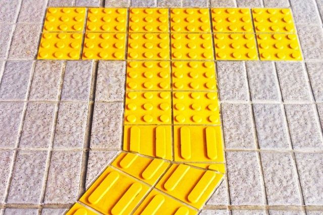 誘導用ブロックは視覚に障害のある人が安全に移動できるよう道路や通路に設置されている点状ブロックと線状ブロックの総称