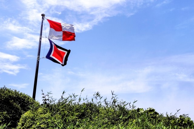 津波フラッグは聴覚障害がある人や遊泳中の人などに津波警報などの発令を伝える役割