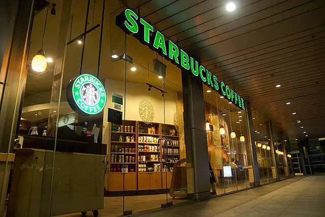 スターバックスコーヒーの一部店舗では聴覚障害のある店員が対応し聴覚障害をもつ利用客に対してもスムーズに対応