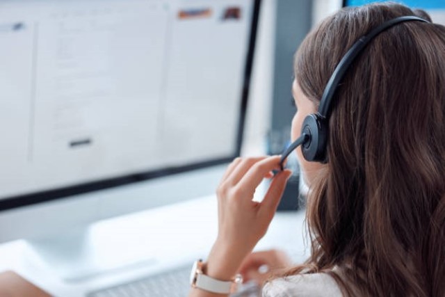 多くの企業では難聴や聴覚障害のある人をサポートするためにさまざまな対策や工夫を行っている