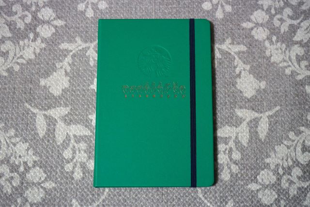 サイニングジャーナルブックは深いグリーンのハードカバーのA5サイズ手帳