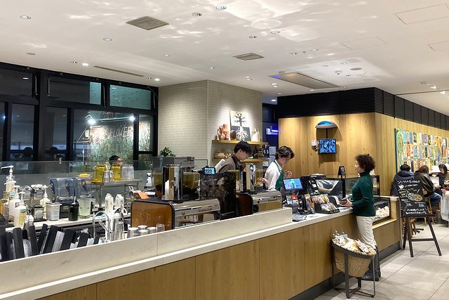 nonowa国立店は他の店舗と違い天井も壁も白で照明も白っぽく明るさを強調しているインテリア