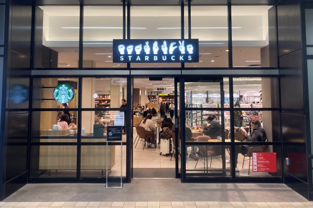 日本国内におけるスターバックスのサイニングストアはスターバックス コーヒー nonowa国立店