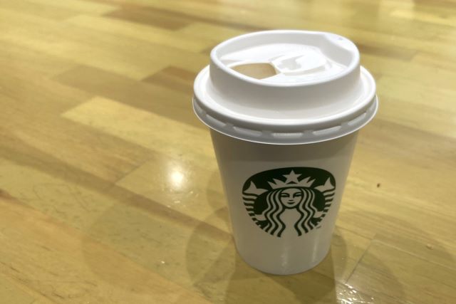 明るいテーブルが特徴のサイニングストアでの一杯は温かな心がこもった深みのある味で心まで染み渡る