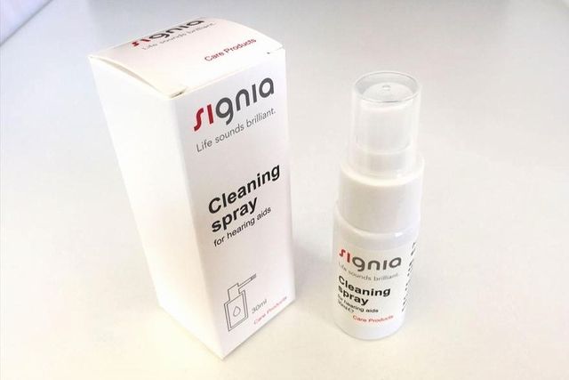 必須ではないが補聴器専用のクリーニングシートやクリーニングスプレーもある