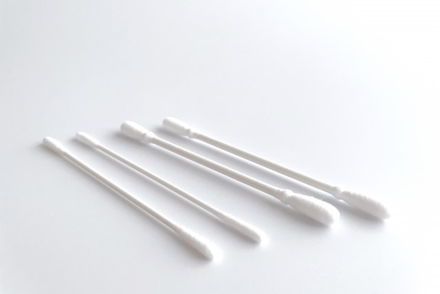 綿棒は補聴器のメンテナンスで役立つアイテム