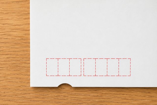 くぼみ入りの郵便はがきは視覚に障害がある人でも使いやすいように工夫されたバリアフリーのハガキ