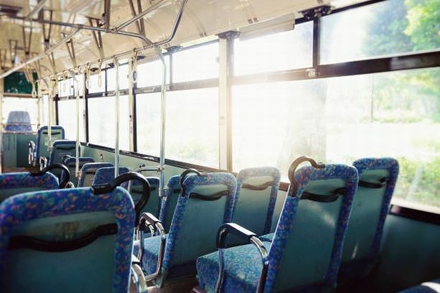 ひと言にバスといってもその種類はさまざまで公営・民営の路線バスから深夜バス、高速バス、夜行バスがある
