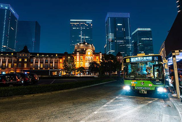 普通の路線バスと同じルートで夜間に走るのは深夜バス、夜行バスは別物