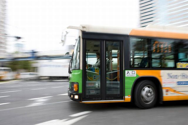 普段乗っている地元の路線バスの多くは民間企業が運営している民営バス(乗合路線バス)