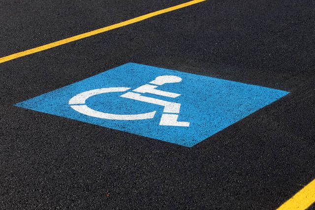 サービスエリアや目的地では障害者用駐車場が設置されていることが多いため活用しよう